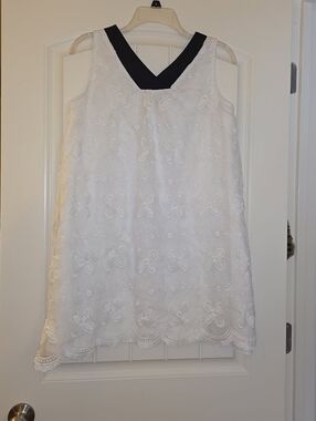 White Lace Mini Dress w Black V-Neck Ribbon Trim - Ties In Back Size Small